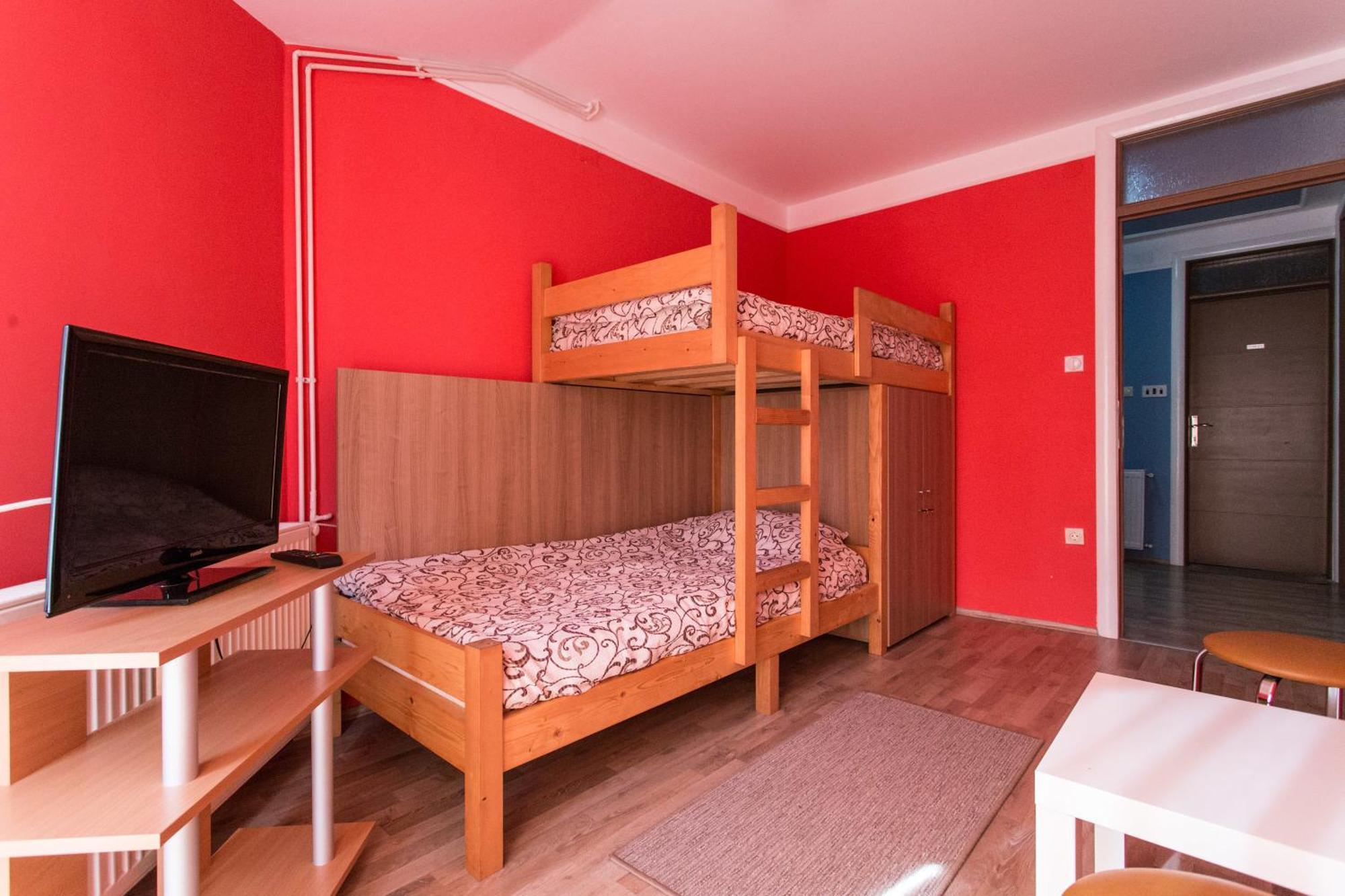 Hostel Day 'N' Night Ni الغرفة الصورة